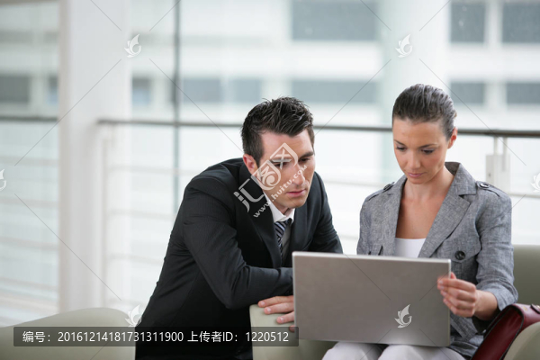 看筆記本電腦的學(xué)生