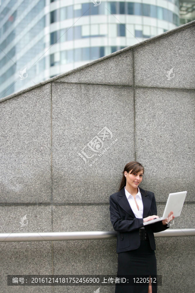 女商人在戶外與筆記本