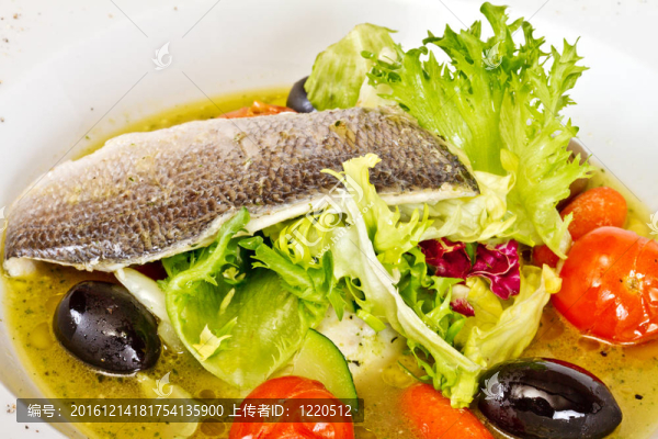 與劍魚和蔬菜魚丸湯
