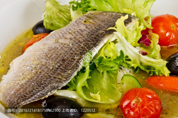 與劍魚和蔬菜魚丸湯