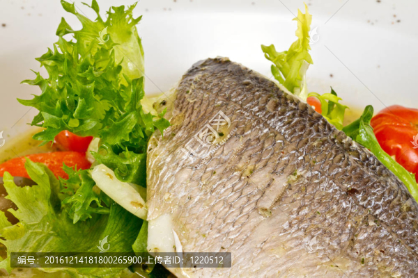 與劍魚(yú)和蔬菜魚(yú)丸湯