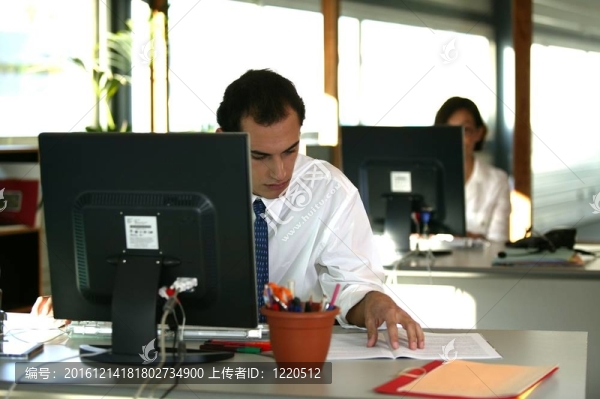 在桌子上工作的人