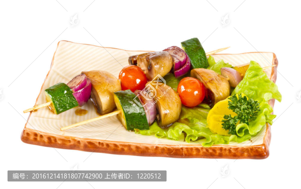 白色背景的美味烤蔬菜