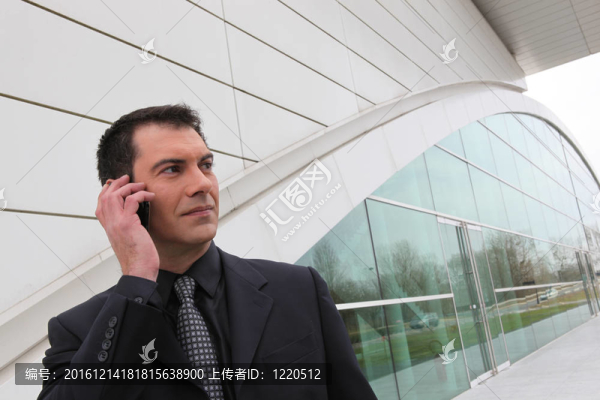 現(xiàn)代建筑外的手機(jī)商人