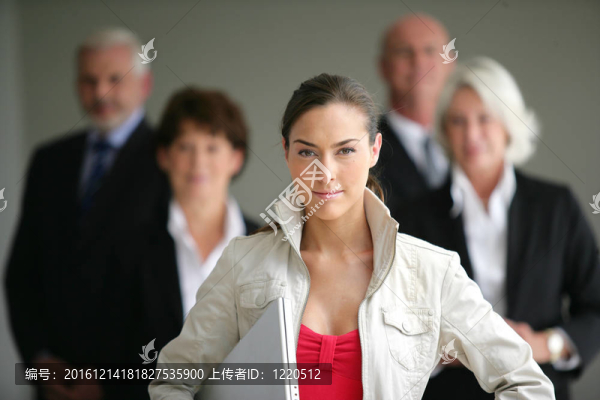 一個(gè)團(tuán)隊(duì)的年輕女商人領(lǐng)袖