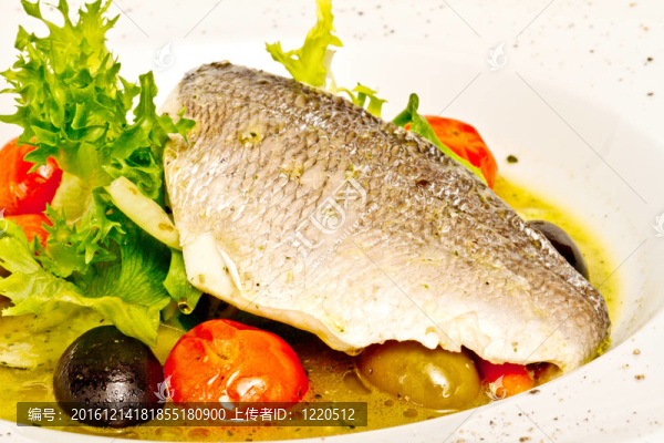 與劍魚和蔬菜魚丸湯