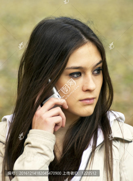 年輕漂亮的女人在手機上說話