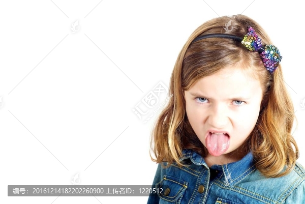 在白色背景的壞脾氣的女孩