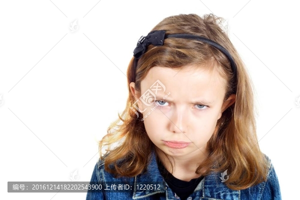 女孩對(duì)白色背景悲傷