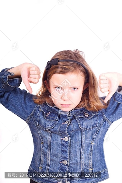 女孩拿著大拇指