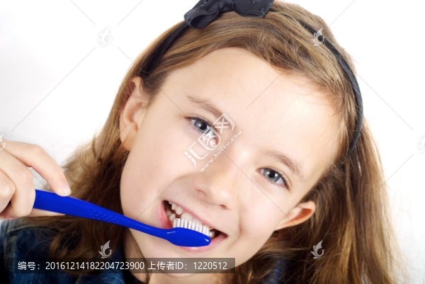 女孩在白色背景上刷牙