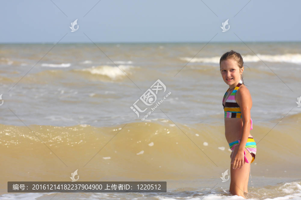 海邊的小女孩
