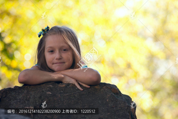 公園里的小女孩
