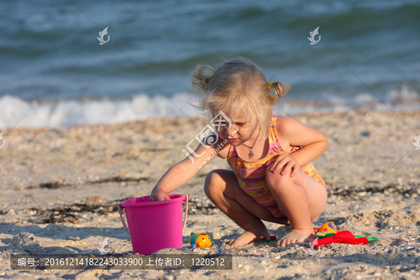 海灘上的小女孩