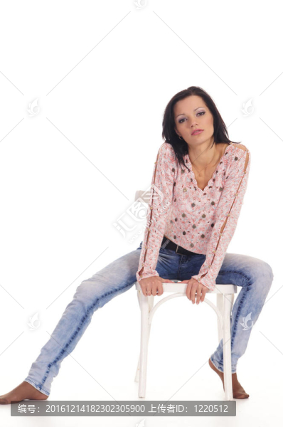 可愛的女孩在椅子