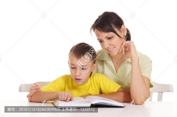 媽媽和兒子讀書