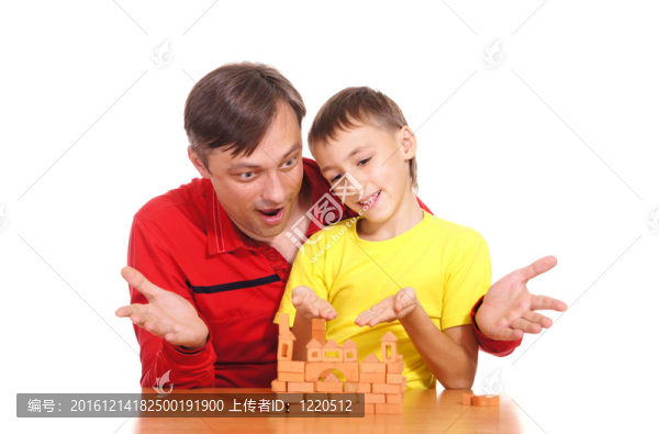 爸爸和兒子玩
