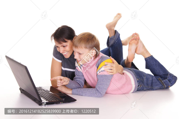 媽媽和兒子用筆記本電腦