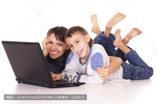 媽媽和兒子用筆記本電腦