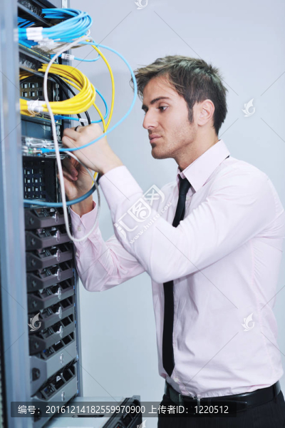 在數(shù)據(jù)中心機(jī)房的年輕工程師