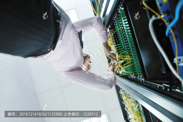 在數(shù)據(jù)中心機房的年輕工程師