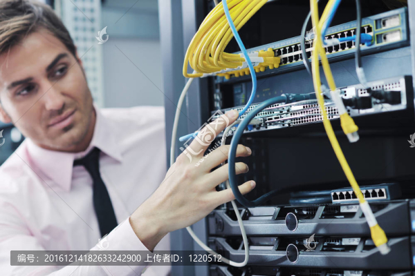 在數(shù)據(jù)中心機房的年輕工程師