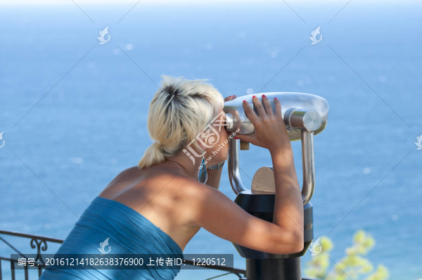 女人從望遠(yuǎn)鏡看海從視點(diǎn)