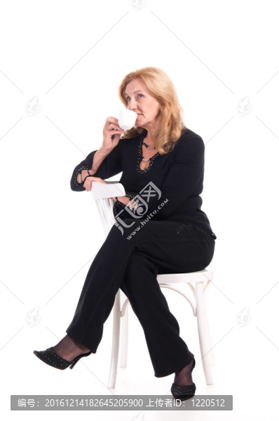 老年婦女坐在椅子上