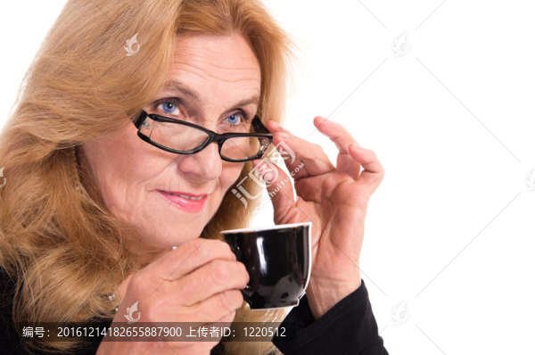 帶杯老年婦女