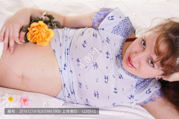 孕婦在床上