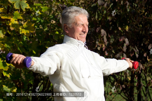 活躍的老人在白色