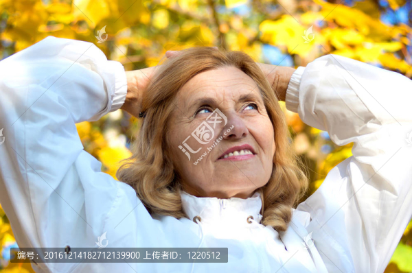 漂亮的老女人在公園