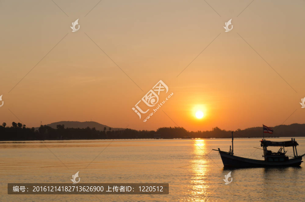 船在日出前漂流