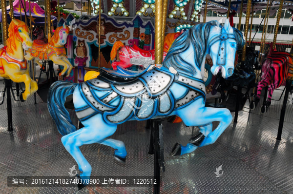 藍(lán)色的旋轉(zhuǎn)木馬