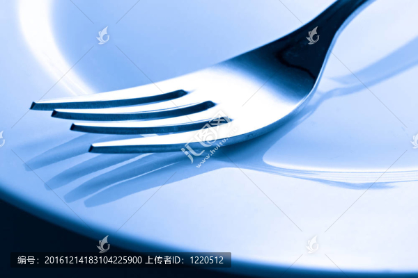 藍燈上的叉子