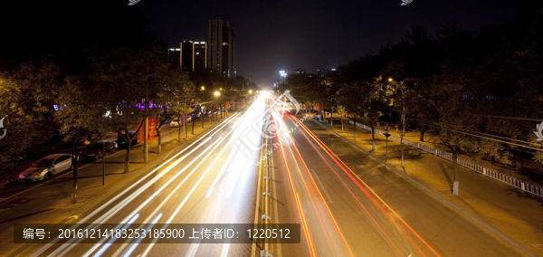 夜晚的城市街道