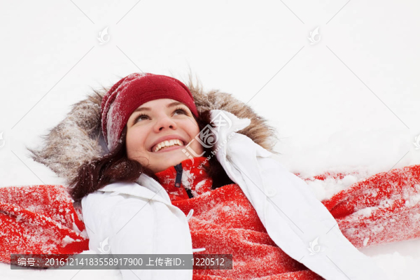 幸福女孩躺在雪地上