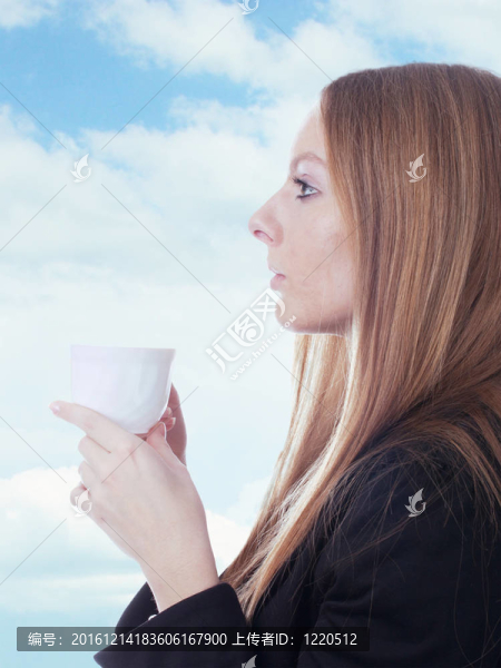 帶咖啡杯的女孩