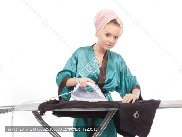 白色背景下的熨燙女孩形象
