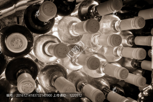 酒瓶疊起來
