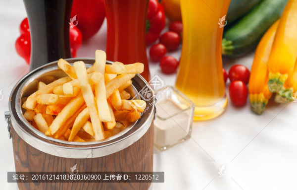 桶上的新鮮薯?xiàng)l
