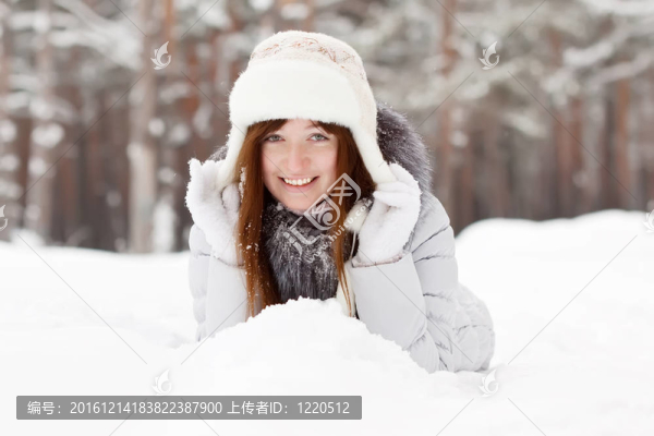 躺在雪地上的年輕女子