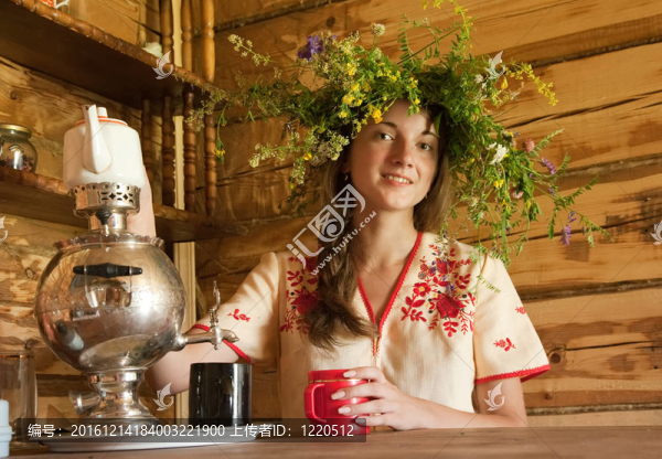 傳統(tǒng)俄羅斯女孩喝茶