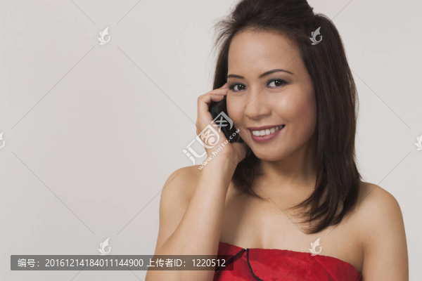 微笑亞洲女子手機