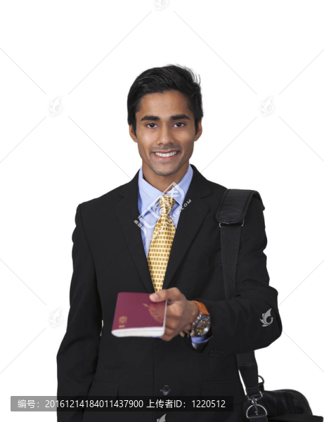 微笑旅行者展示護照