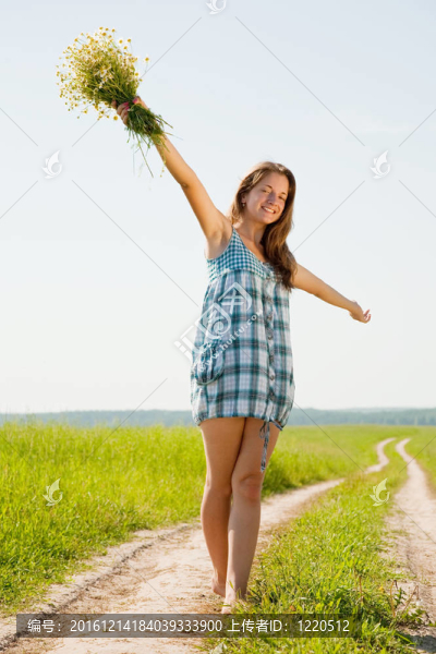鄉(xiāng)村路上的女孩