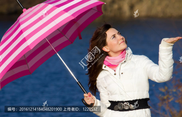 漂亮女孩帶傘
