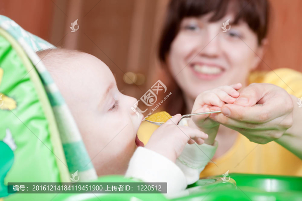 母親喂養(yǎng)她6個(gè)月的女兒