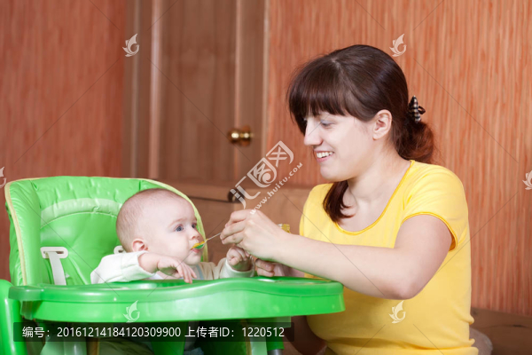 母親喂女兒
