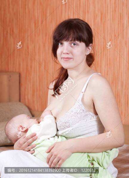 母乳喂養(yǎng)她的寶寶